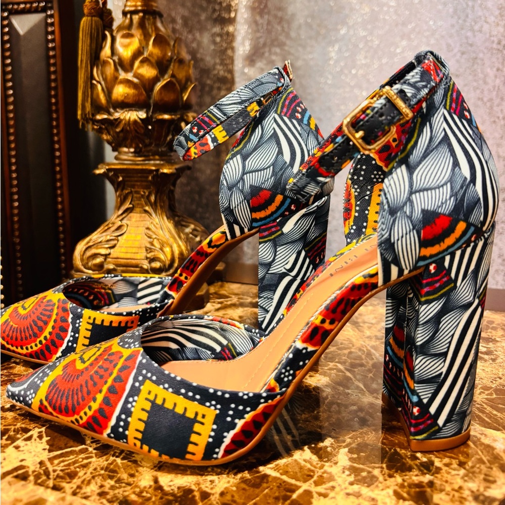 Gianni Bini Multicolor 6 
-New Patterned Sandals
-Blue